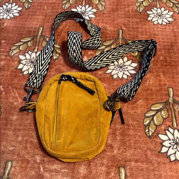 Lucy & Yak Mustard Crossbody Bag - Picture 5 of 6